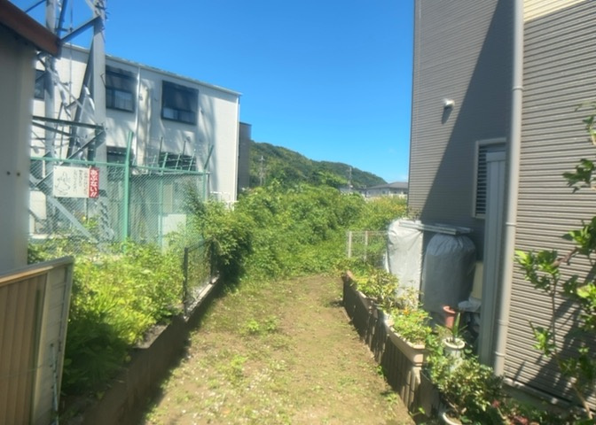現地に行くなら、物件の周囲の地形がどうなっているかを見ることも大切です。周辺より低くなっている土地では、大雨などで水が集まりやすいため、地盤が弱くなっているということも考えられるため、注意が必要です。