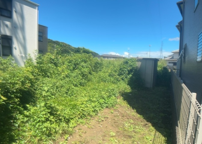 土地購入を検討されている場合、境界杭がない状態で購入してしまうと境界確定測量をする必要があり、費用がかかります。購入の前に、売主、隣土地所有者立ち合いのもと境界を確定し境界杭を設置するのがベストです。