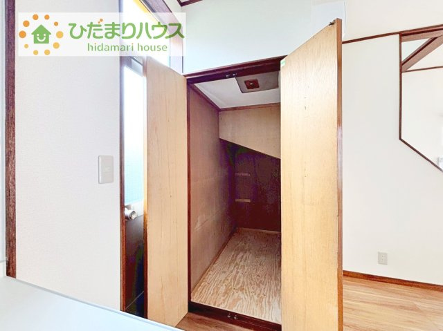 便利な廊下収納があるので掃除機や買いだめする洗面所用品はもちろん、箱買いしたペットボトルまでしまえます(^^)