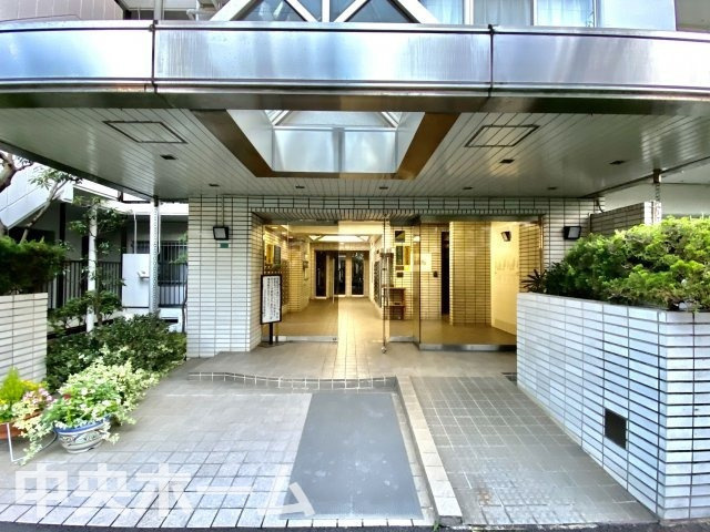 【エントランス】マンションのエントランスは、その物件の印象を決める、顔とも言える場所です。毎日通る場所ですからきれいなのが一番です。エントランス内はオートロックですので暮らしの安全も確保されています。