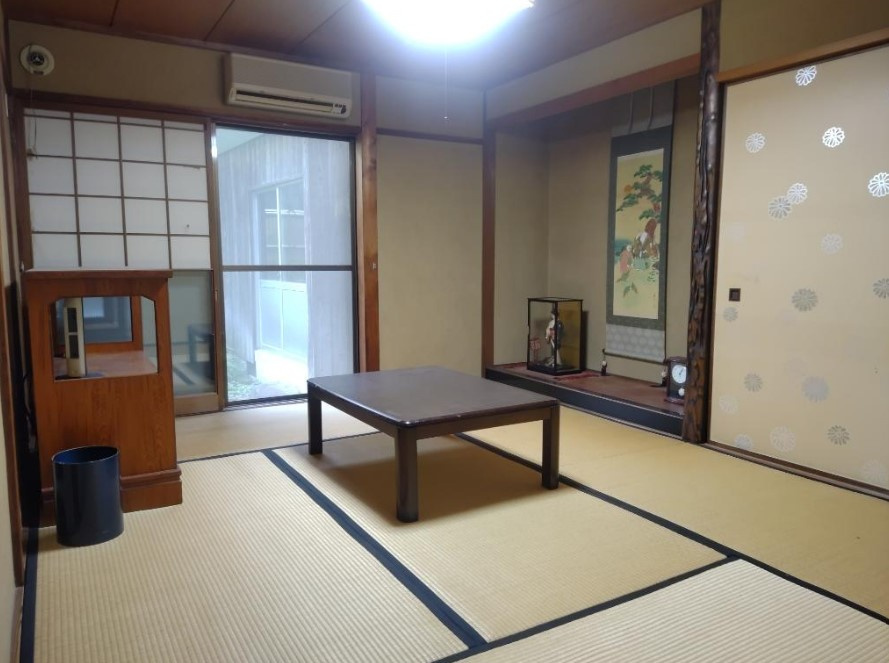 醍醐中学校まで約1900m。