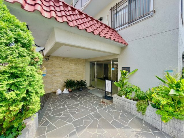エントランスは東口・西口の2か所ございます