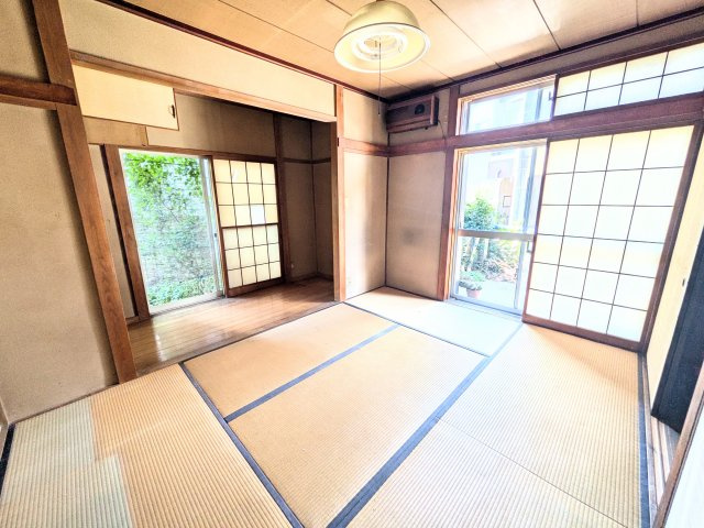 玄関から直接アクセスできる独立した1階6帖和室！DKを通らずに案内できるため、急な来客時の客間として大活躍します。生活空間としっかり分かれているので、寝室や静かなワークスペースとしても最適です
