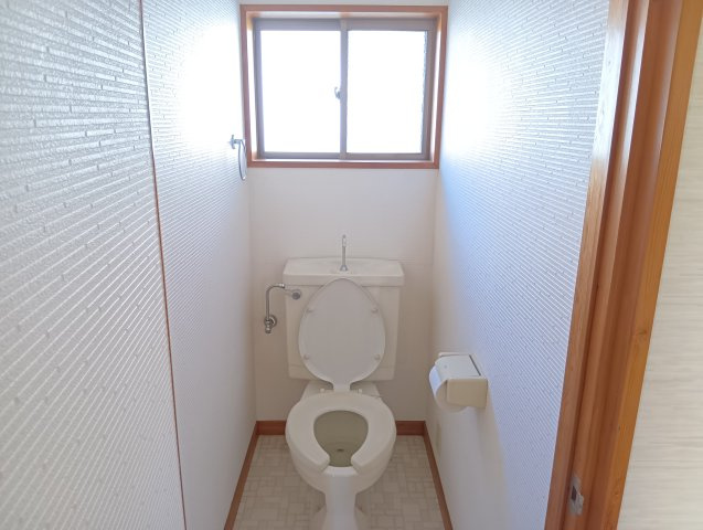 窓付きのトイレで、換気もしやすく、明るく清潔感があります。