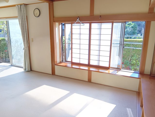 大きな窓からたっぷりと日差しが差し込み、明るい室内となっております。