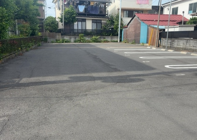 土地の面積＝住宅面積ではありません。建ぺい率の問題などで、土地のある場所によって住宅を建てられる面積は限られています。高さもしかり、「土地」という言葉の中には、建築条件も含まれると考えておきましょう。