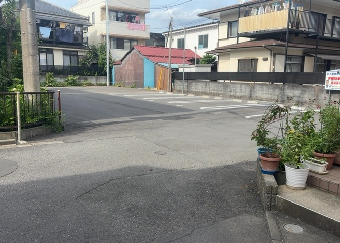 家を建てる場合、方位は要チェックです。現実的に日当たりのよい家ならばリビングは南側、建築基準法でも北側に当たる家への配慮は求められています。土地を見学に行く際は、方位磁針を持って行くようにしましょう。