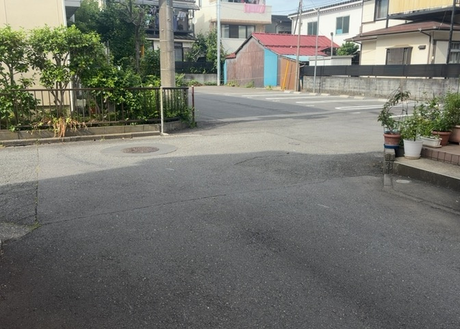 土地を買う際、住む地域の自治体や福祉の補助制度にも注目してみましょう。子供や老人の医療補助やゴミ出しのルールなど、自治体によってルールに大きな違いがあるため、暮らしやすい土地で判断するとよいでしょう。