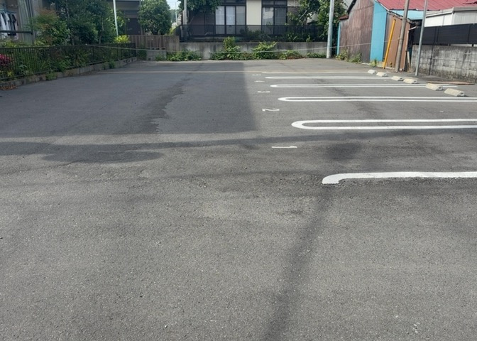 土地の前の道路に消火栓が設置されていることがあります。この場合、道路交通法第45条第1項により、駐車禁止の場所が指定されています。そのため、車庫などの駐車スペースをつくることができない場合があります。