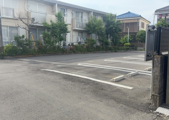 現地に行くなら、物件の周囲の地形がどうなっているかを見ることも大切です。周辺より低くなっている土地では、大雨などで水が集まりやすいため、地盤が弱くなっているということも考えられるため、注意が必要です。
