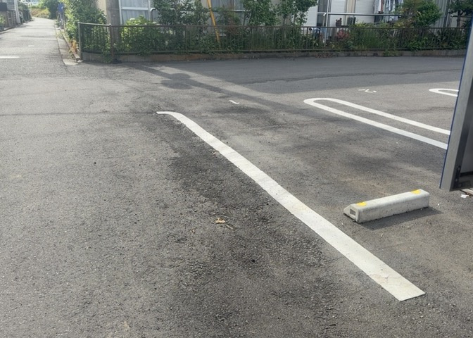 土地購入を検討されている場合、境界杭がない状態で購入してしまうと境界確定測量をする必要があり、費用がかかります。購入の前に、売主、隣土地所有者立ち合いのもと境界を確定し境界杭を設置するのがベストです。