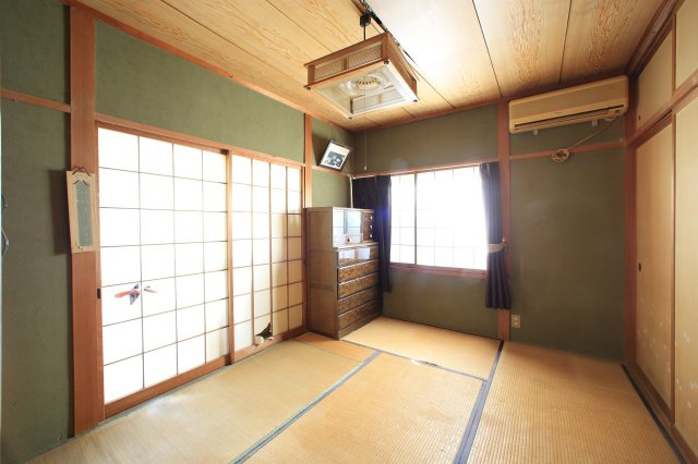 二方向から光が注ぐ、安らぎの和室