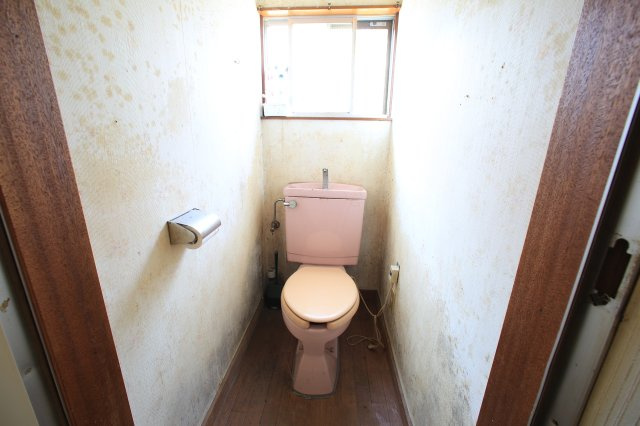 窓が設置されており、採光と換気が可能な個室トイレです。