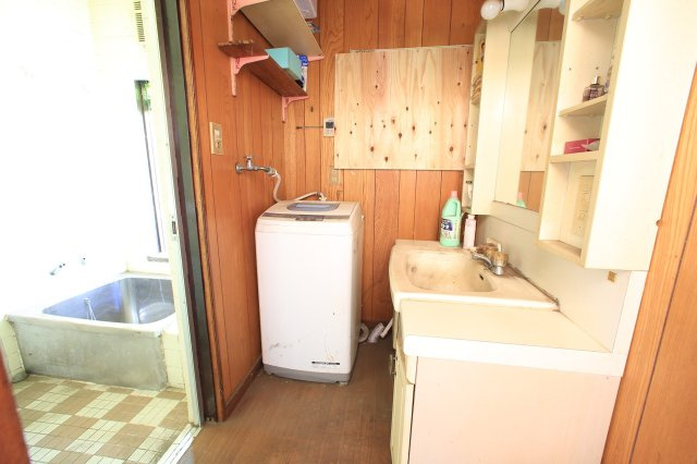 洗面台と洗濯機置場が隣接し、家事動線が確保されています。