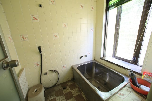 窓のある浴室です。ステンレス製の浴槽を採用しています。