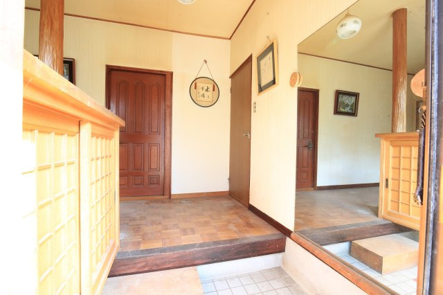 お出かけ前のチェックも楽しくなる、広々とした玄関ホール。