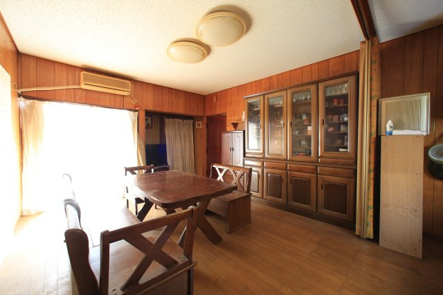 ダイニングから外へ繋がる大きな掃き出し窓があります。