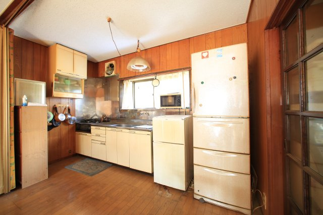 上下に収納棚を備えたキッチン。窓があり換気もスムーズです。