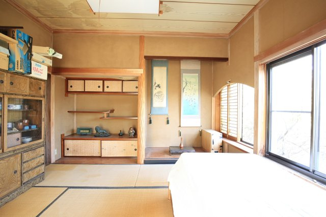 飾り棚の細工など、随所に職人のこだわりが感じられる非常に重厚な造りです