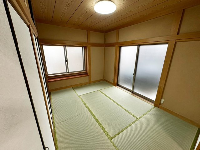 新品の畳の香りに包まれる、心地よい和の寛ぎ空間です♪