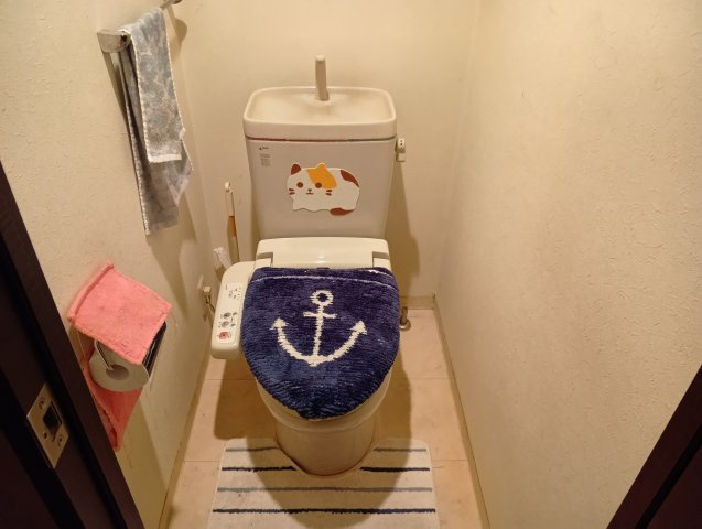 トイレにはタオルハンガーが付いています。