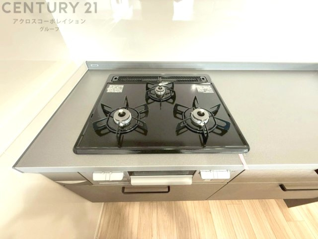 多数の調理器具を同時に使用でき、料理の効率化が可能。省エネで節約になり、様々な料理スタイルに適応できます。また、火力調整が独立しており、手入れや掃除もしやすく、今よりもっとお料理が楽しくなるかも。