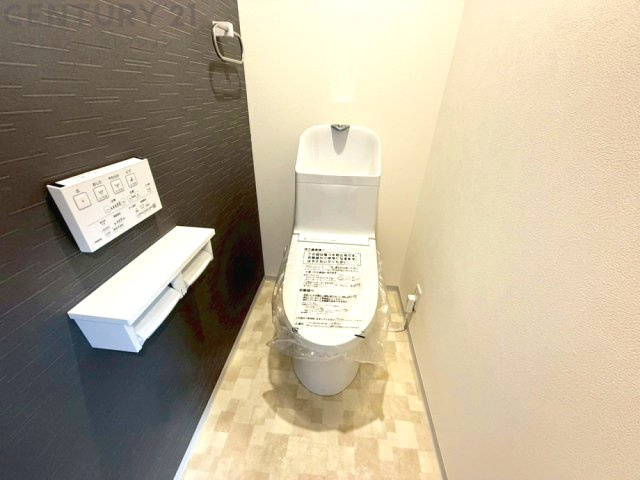 温水洗浄便座付トイレは温水洗浄機能により、暖かい水でおしりを洗浄することができ、冷たい水を使う従来の便座に比べ、温水洗浄機能で暖かいトイレを提供し、快適な使用を可能にします。