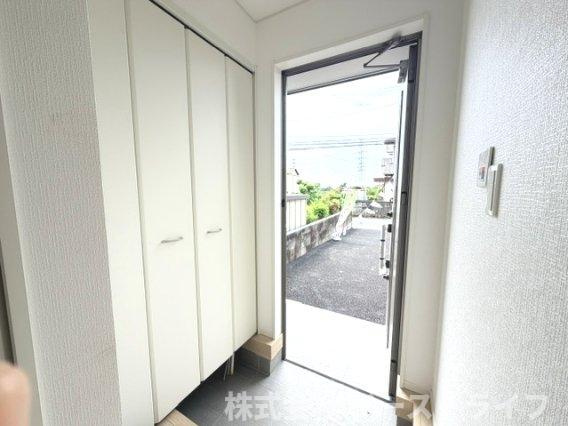 同社施工写真　玄関収納は天井いっぱいまであり靴の整理に困りません！