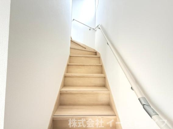 同社施工写真　階段スペースです。手すりが付いているので安心です。