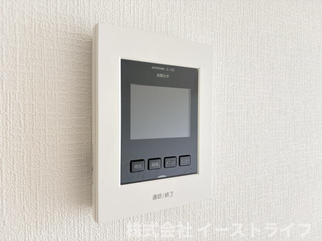 同社施工写真　テレビモニター付きインターフォンです。玄関のドアを開けることなく来客の顔や声を確認できるため、トラブルの防止につながります。