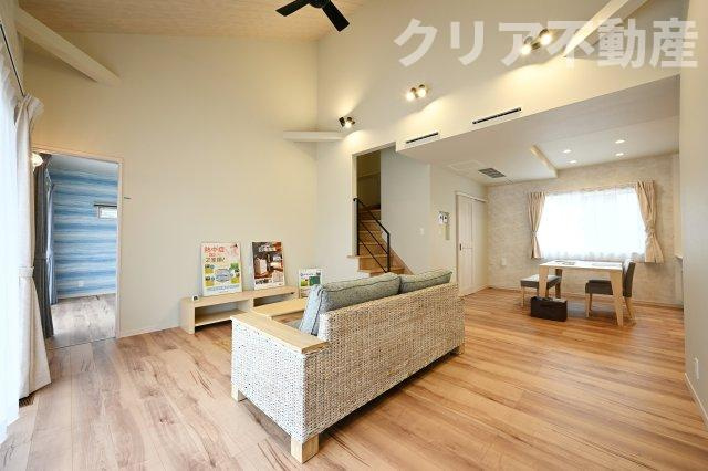 大型ＴＶも余裕で置けちゃう！ワイドなリビングで家族団らんの時間も増えそうですね♪
