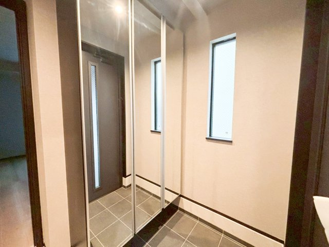 大型シューズボックスのある玄関