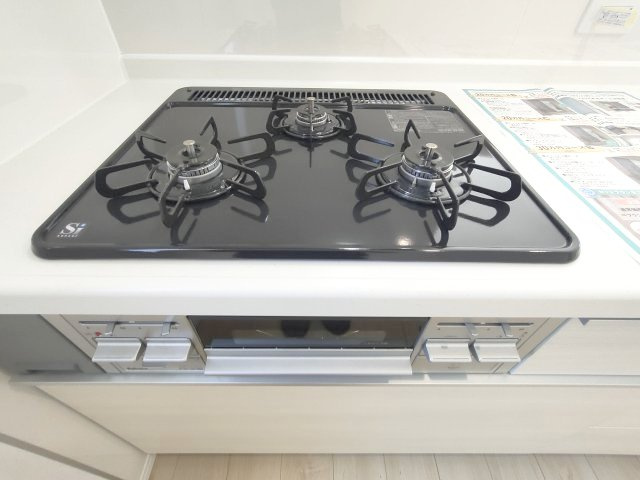 【3口コンロ】　3口コンロ、グリル付きでお料理のレパートリーも増えそうです。