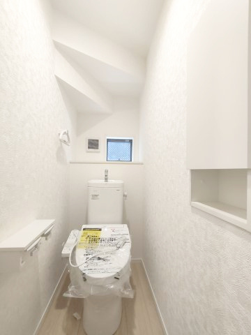 【1階トイレ】　トイレは温水洗浄便座付です。