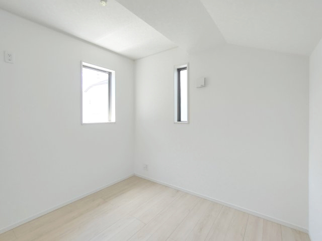 【洋室約5.0帖】　お部屋の形が整っているので、難しく考えずに家具の配置が可能です。