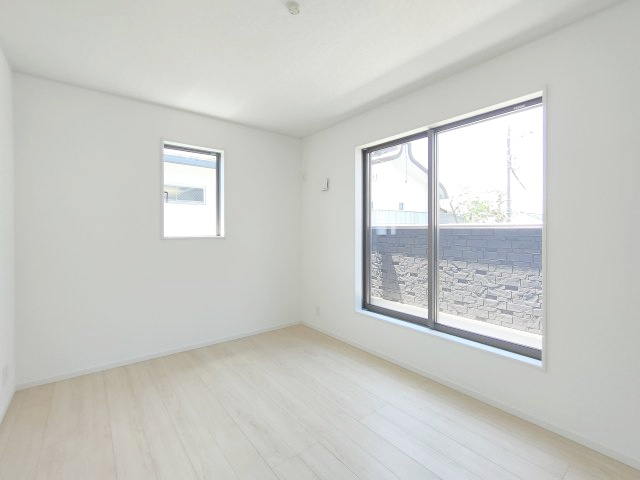 【洋室約6.0帖】　広々とした洋室。主寝室や子ども部屋にいかがでしょうか？