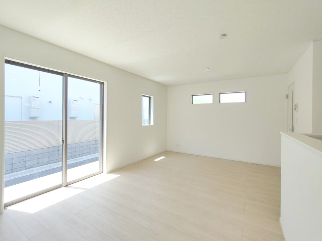 【LDK約16.0帖】　広いLDKでは家族が集まり一緒の時間がすごせる工夫がされております。何気ない一日の当たり前のひとコマが宝物に。