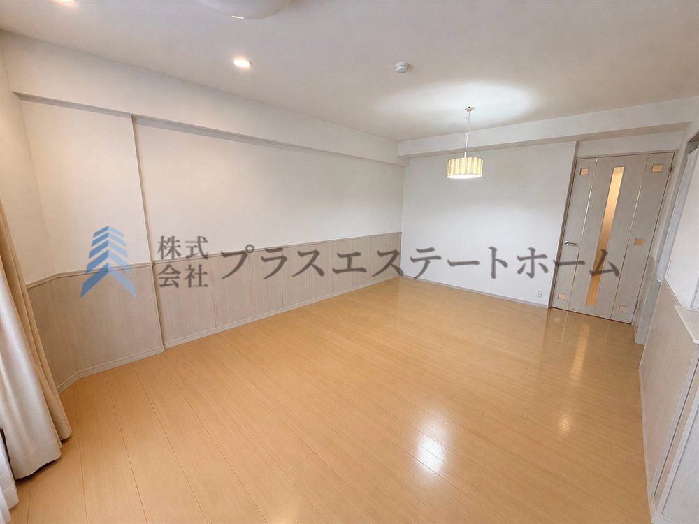 洋室はシンプルな配色にしています♪※画像は実際の写真に家具・調度品を消去するAI加工を施しています