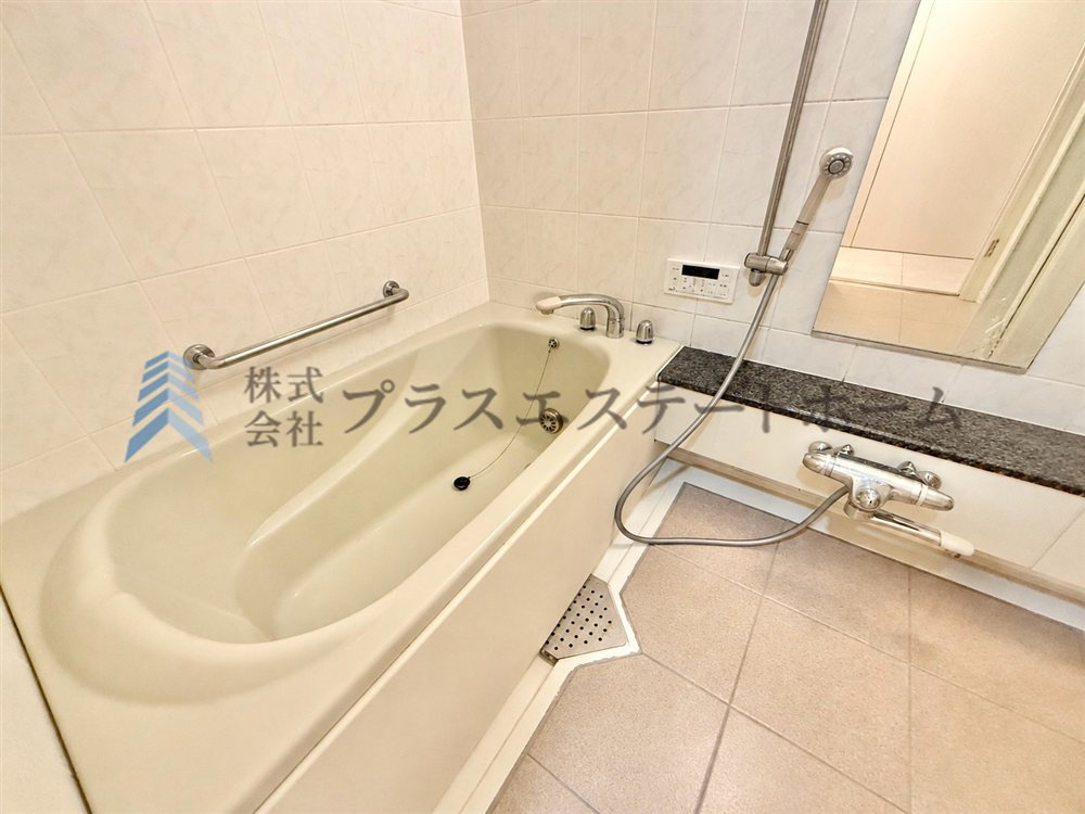 浴室乾燥機付きユニットバス♪※画像は実際の写真に家具・調度品を消去するAI加工を施しています