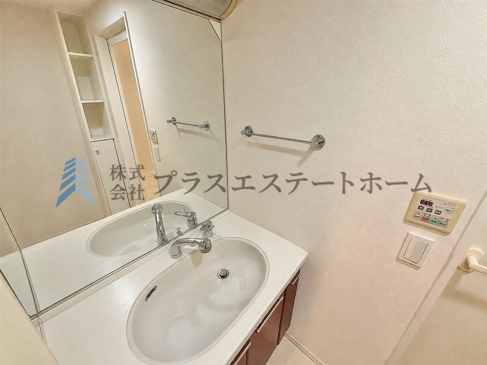 大型洗面器はつけ置き洗い等にも便利♪※画像は実際の写真に家具・調度品を消去するAI加工を施しています