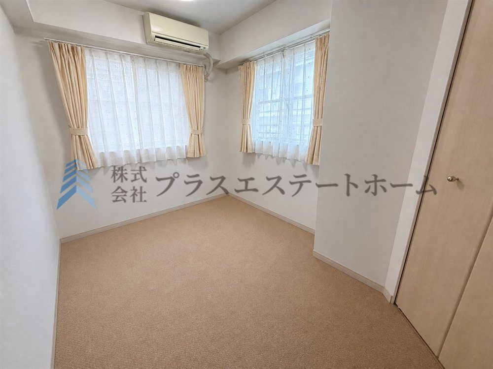 ウォークインクローゼット完備♪※画像は実際の写真に家具・調度品を消去するAI加工を施しています