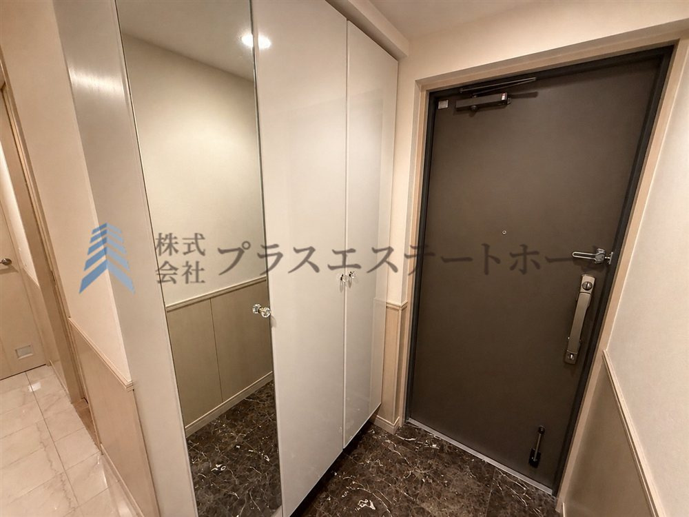 天井高のシューズボックス♪※画像は実際の写真に家具・調度品を消去するAI加工を施しています
