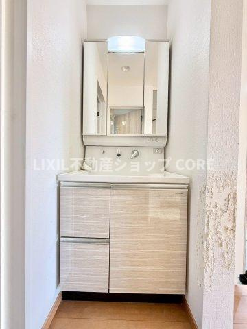 ゆとりの洗面スペースで朝の身支度も快適スムーズに。鏡の裏にはたっぷりと収納スペースを標準装備！　