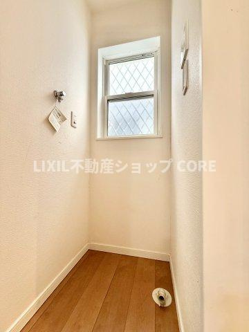 清潔感のある色で統一されたプライベート空間は、身だしなみチェックや肌のお手入れに最適です。　