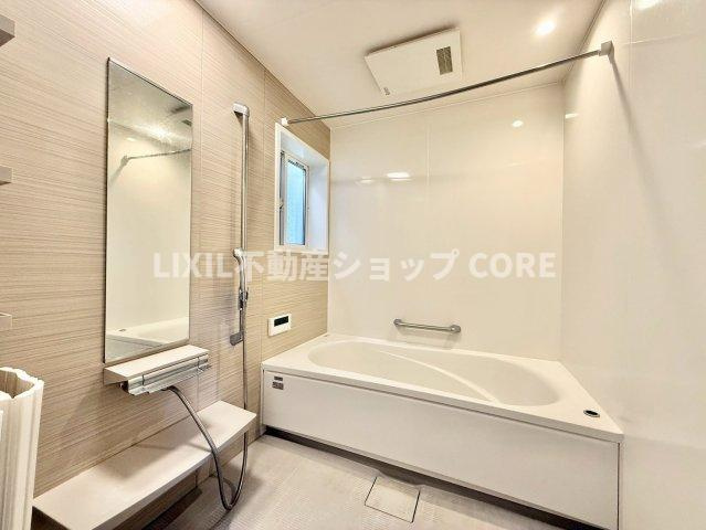 ゆったり入れる一坪バス。足を伸ばして入れるサイズは一日の疲れを癒すのに嬉しい広さですね。　