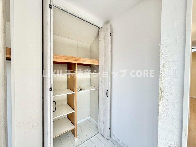 しっかりとした大きさのクローゼットを完備し、収納スペースも十分！　