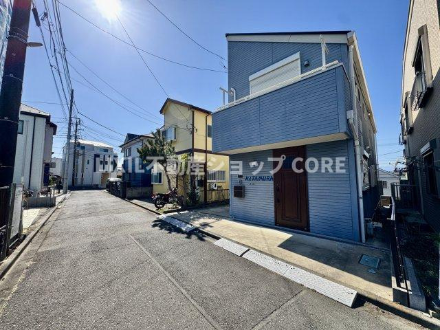 前面道路は閑静な住宅地をはしる車通りの少ない道路。お車の出し入れが苦手なママや小さなお子様にも安心　