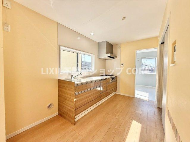 キッチンのそばには大きな窓ございます。明るい日差しが差し込み気持ちよくお料理が出来そうです！　　