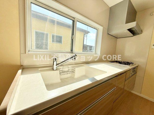 食器洗乾燥機付きで家族の食器もピカピカ。忙しい奥様には欠かせないアイテムのひとつ！！　