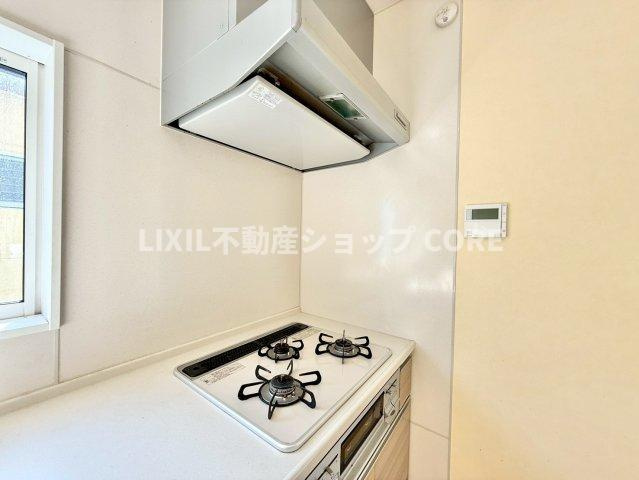 三口タイプのガスコンロ＆グリルでお料理の幅も広がります♪備え付けのカップボードも嬉しいですね☆　